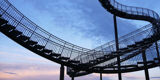 Fußgängerbrücke, sieht aus wie eine Achterbahn