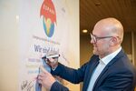 Herr Oberbürgermeister Sören Link beim Unterschreiben des ESPADU Plakats