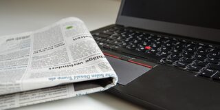 Laptop und Zeitung
