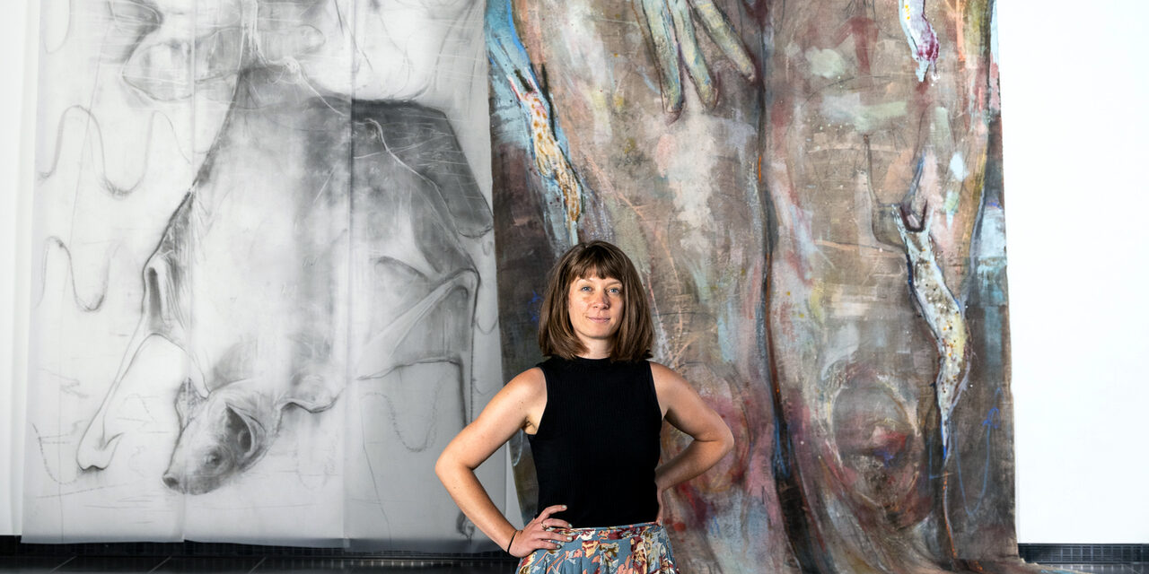 Die Künstlerin Lisa Wölfel vor einem ihrer Bilder