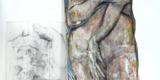 Die Künstlerin Lisa Wölfel vor einem ihrer Bilder