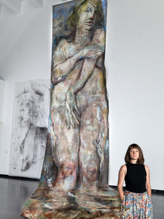 Lisa Wölfel vor Kunstwerk_Ich passe in die Halle rein_in Kunsthalle Schweinfurt