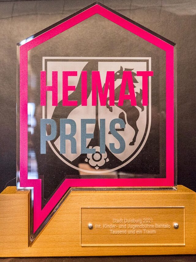 Plakette für die Kinder- und Jugendbühne Bahtalo