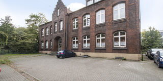 Gebäude des Volkshochschule in Duisburg-Walsum. Es handelt sich hier um das Gebäude der ehemaligen evangelischen Schule in Aldenrade. Die Adresse lautet Friedrich-Ebert-Straße 117, die Zufahrt zum Gebäude erfolgt über die Schulstraße (Stichstraße zwischen Hs-Nr.3 und Grundschule)