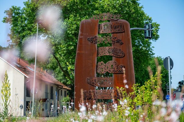 Dialogskulptur als Teil des Marxloher Skulpturenwegs in ihrer neuen grünen Umgebung.