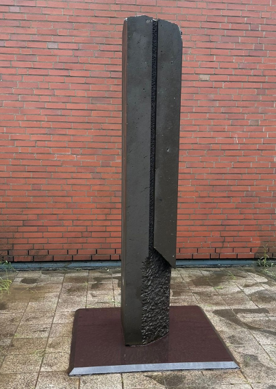 Stele aus Basaltlava, geschliffen auf einer Eisenplatte