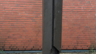 Stele aus Basaltlava, geschliffen auf einer Eisenplatte