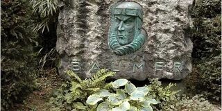 Paul-Bäumer-Denkmal mit Plakette