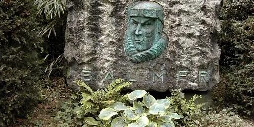 Paul-Bäumer-Denkmal mit Plakette