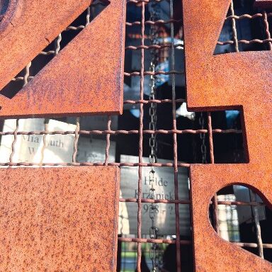 Nahaufnahme ins Innere des Mahnmals