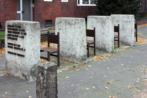 Gewerkschafter-Denkmal vor Ruhrorter Str. 9-11 in Duisburg-Kasslerfeld. Aufgebaut 1999.
Das Mahnmal "Erfahrbare Wände" der Künstlerin Gabriella Fekete (Jahrgang 1944) erinnert an die vier Duisburger Gewerkschafter, die dort am 2. Mai 1933 von den Schergen der Nationalsozialisten grausam ermordet wurden: Julius Birck, Emil Rentmeister, Michael Rodenstock und Johann Schlösser.