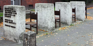 Gewerkschafter-Denkmal vor Ruhrorter Str. 9-11 in Duisburg-Kasslerfeld. Aufgebaut 1999.
Das Mahnmal "Erfahrbare Wände" der Künstlerin Gabriella Fekete (Jahrgang 1944) erinnert an die vier Duisburger Gewerkschafter, die dort am 2. Mai 1933 von den Schergen der Nationalsozialisten grausam ermordet wurden: Julius Birck, Emil Rentmeister, Michael Rodenstock und Johann Schlösser.
