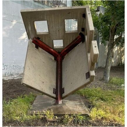 Von der Künstlerin wurde eine 'Haus-Skulptur' geschaffen. Dieses Haus steht auf der Dachspitze unter 45 Grad Neigung. Das Haus wurde aus Fertigteilplatten - über einbetonierte Stahlplatten - aneinandergeschweißt.