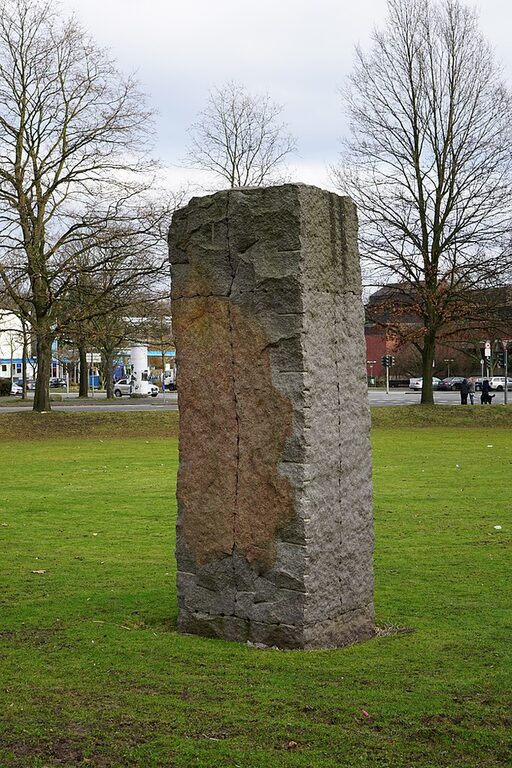 Stele von Ulrich Rückriem aus gespaltenem Schweden-Granit