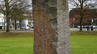 Stele von Ulrich Rückriem aus gespaltenem Schweden Granit