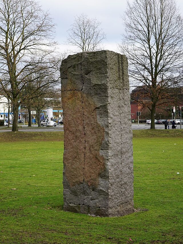 Stele von Ulrich Rückriem aus gespaltenem Schweden-Granit