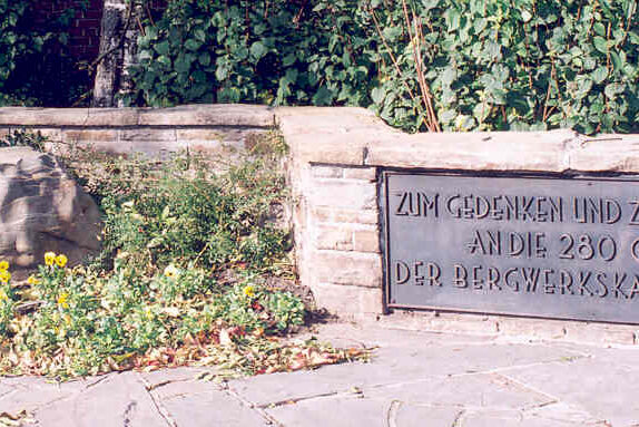 Gedenkstein und Gedenktafel für das Grubenunglück in Völklingen