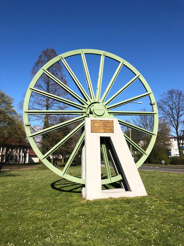 Die Seilscheibe ist eine zweiteilinge stählerne Scheibe des ehemaligen Schacht V, mit einem Durchmesser von 7 Metern.