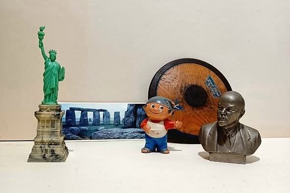 Eine Sammlung unserer Zivilisation, u.a. die Freiheitsstatue, Stonehenge, ein Mainzelmännchen...