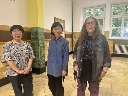 Gastkünstlerinnen Yui Tombana (li.) und Hui-Chen Yun mit Elisabeth Höller (re.)