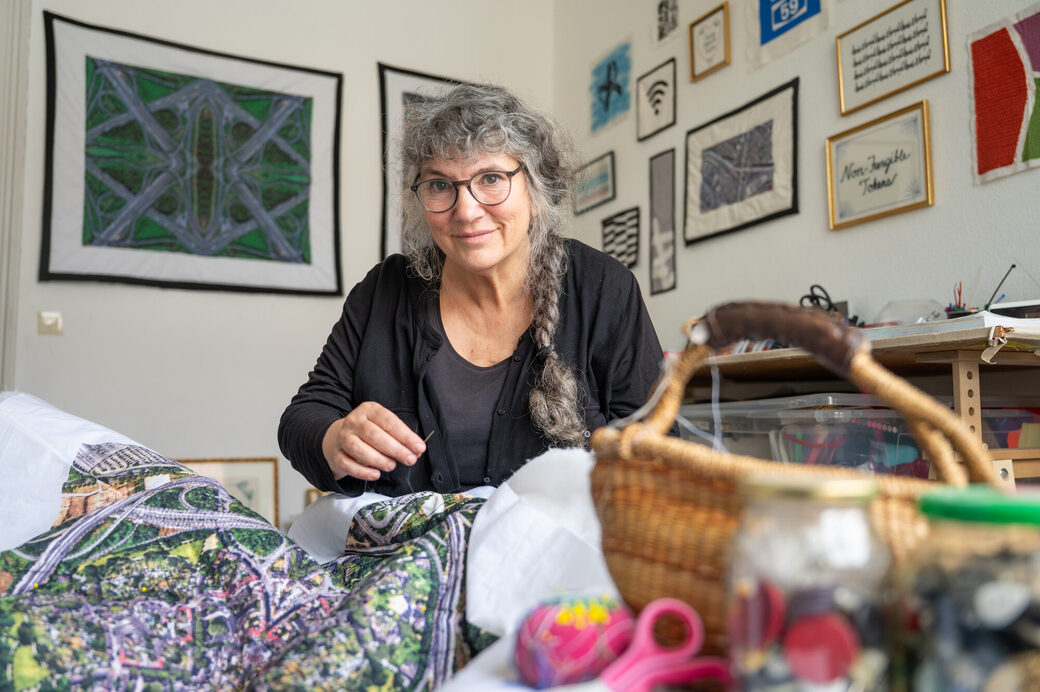 Künstlerin Stacey Blatt bei der Arbeit