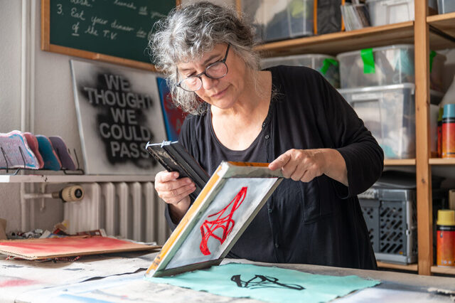 Stacey Blatt rakelt Siebdrucke