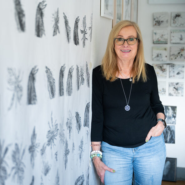 offene AtelieKünstlerin Cornelia Schweinoch Kröning vor einem ihrer Werkers