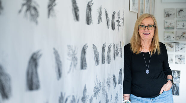 offene AtelieKünstlerin Cornelia Schweinoch Kröning vor einem ihrer Werkers