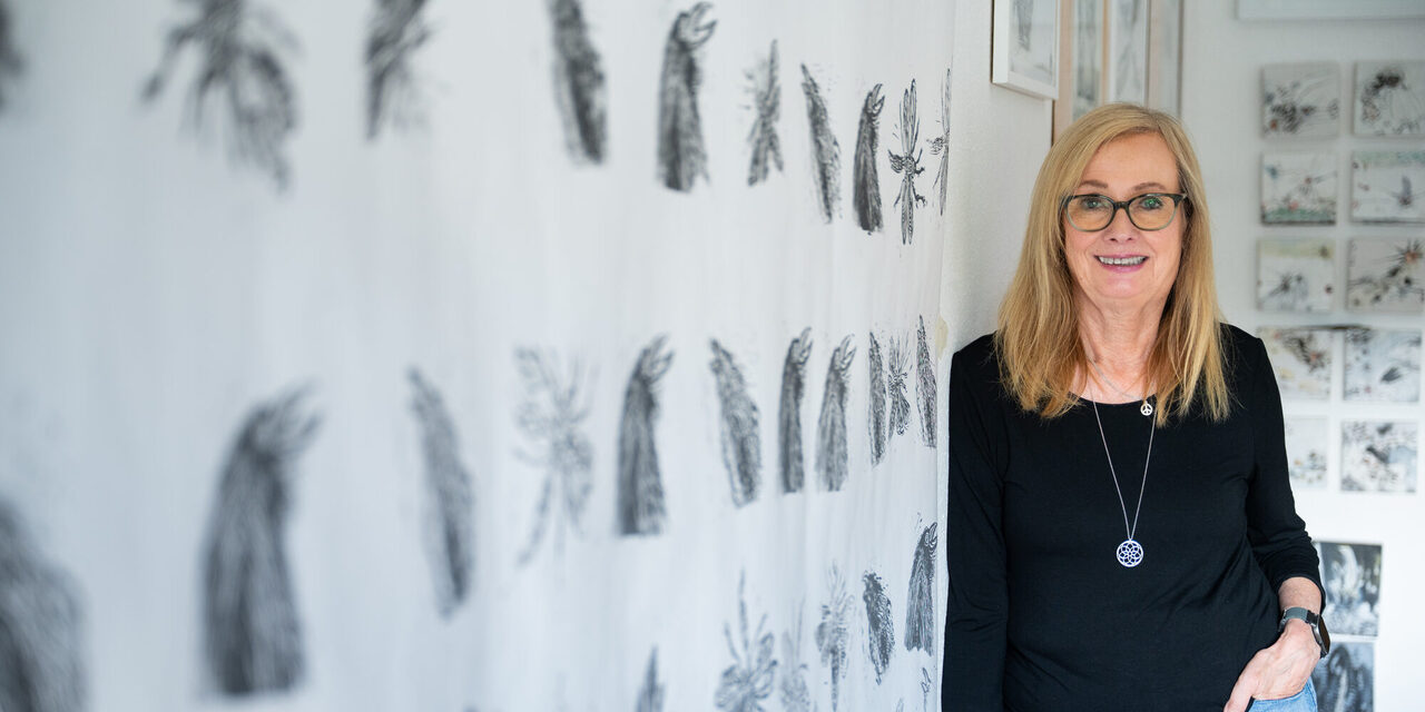 Künstlerin Cornelia Schweinoch Kröning vor einer Leinwand mit ihrer Kunst