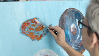 Wandansicht in einem Atelier mit vier Bildern an der Wand