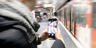 Smartphone fotografiert U-Bahn