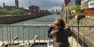 Kind auf Brücke im Innenhafen Duisburg