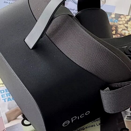 VR-Brille auf Büchern