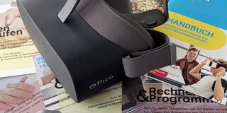 VR-Brille auf Büchern