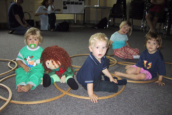 KLeinkinder in Holzreifen