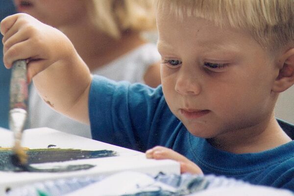 Junge malt ein Bild mit Pinsel