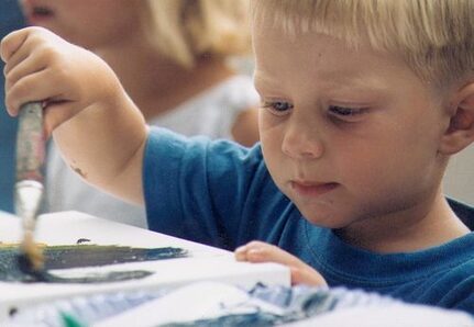 Junge malt ein Bild mit Pinsel
