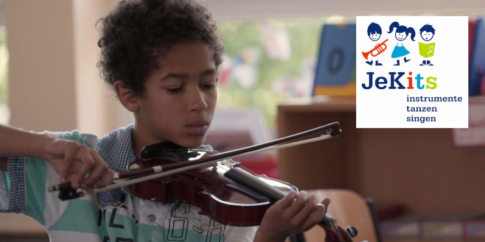 Logo JeKits (Comicfiguren von Kindern mit Instrumenten und Schrift "instrumente, tanzen, singen")