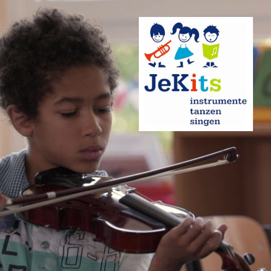 Logo JeKits (Comicfiguren von Kindern mit Instrumenten und Schrift "instrumente, tanzen, singen")