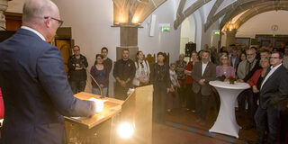 Publikum lauscht dem OB