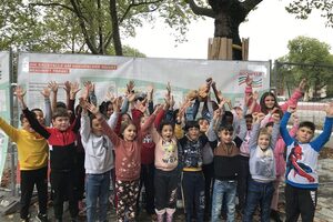 Kinder gestalten Bauzaun