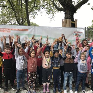 Kinder gestalten Bauzaun