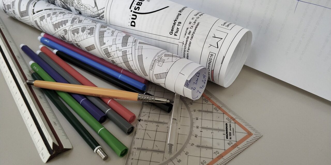 Arbeitsmaterialien auf einem Tisch