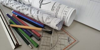 Arbeitsmaterialien auf einem Tisch