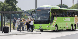 Passagiere steigen in einen Fernbus