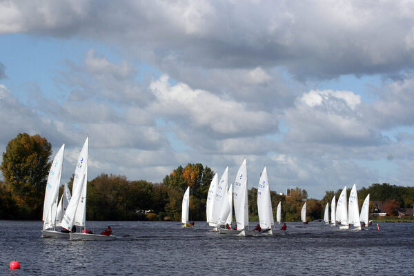 Masurensee mit Segelbooten, der an das Gebiet angrenzt.