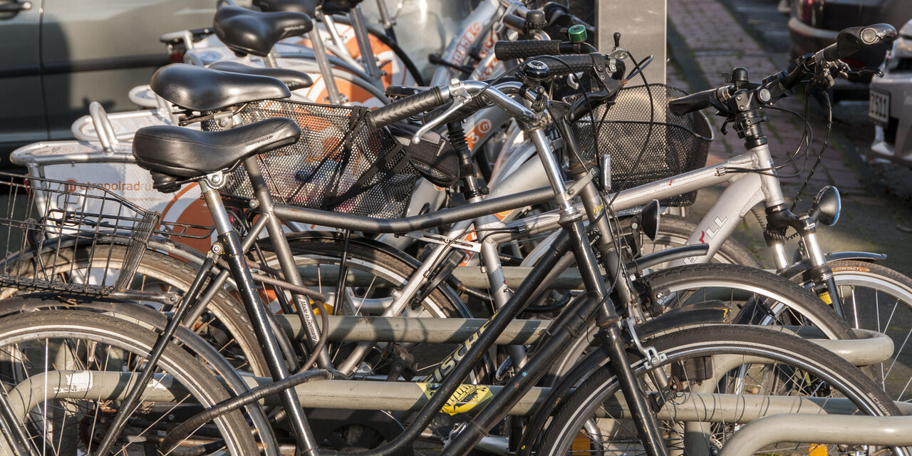 Viele abgestellte Fahrräder