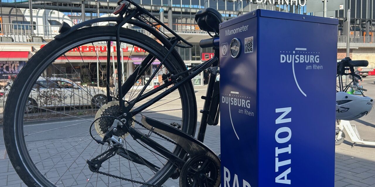 Eingehängtes Rad an einer Radservicestation
