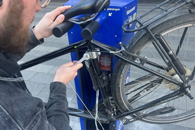 Mann repariert Rad an der Radaservicestation