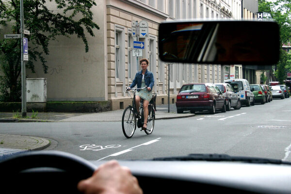 Radfahrerin fährt in einer Einbahnstraße im Gegenverkehr